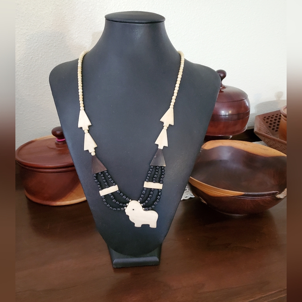 Vintage estate blk and ivory colored bone & horn necklace - Picture 1 of 4